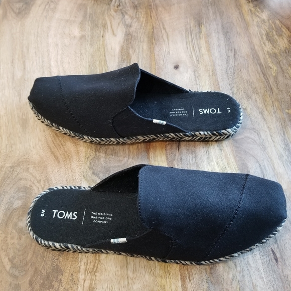 TOMS SLIP ONS- SIZE 9 - Picture 4 of 10